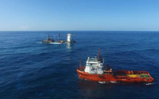shanghai-salvage-starts-removing-kea-trader-debris-from-reef-550x341.jpg
